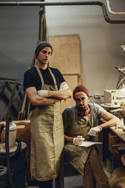 Artisans confiants en atelier