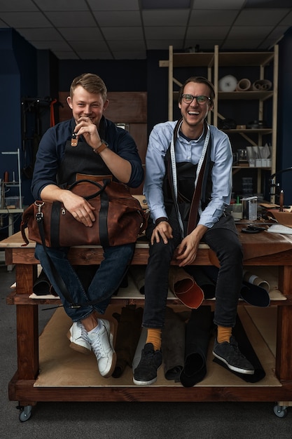 Artisans du cuir travaillant à la fabrication de measupenets dans des motifs à table en atelier.