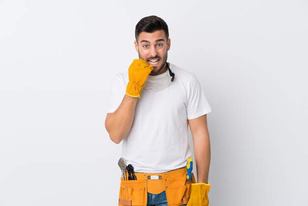 Artisans ou électricien homme sur mur blanc isolé nerveux et effrayé