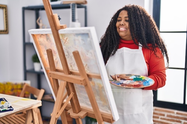 Artiste afro-américaine souriante dessin confiant au studio d'art