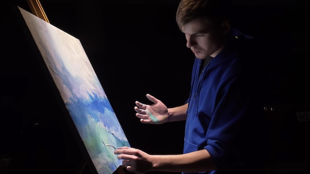 Photo artiste copiste peinture paysage marin avec navire dans l'océan artisan décorateur dessiner comme voile de bateau sur la mer bleue