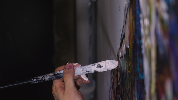 Photo un artiste dessine un aigle sur le mur, un artisan décorateur peint un tableau à l'huile acrylique.