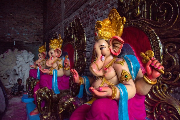 l'artiste donne la touche finale à une idole du dieu hindou ganesha