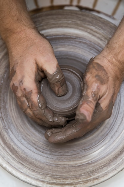 Artiste fabrique de la poterie d&#39;argile sur une roue