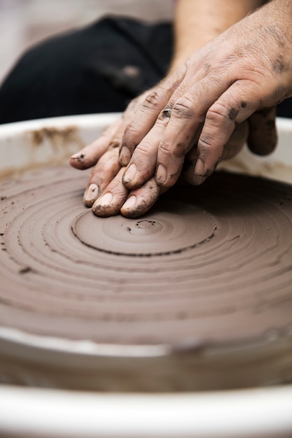 Artiste fabrique de la poterie d&#39;argile sur une roue