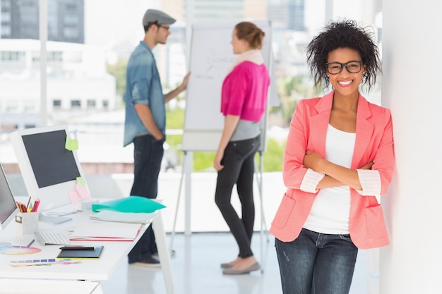 Artiste féminine décontractée avec des collègues au bureau