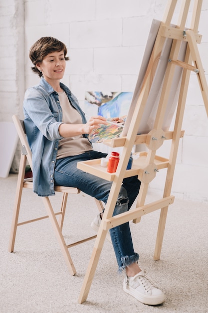 Artiste féminine peinture au chevalet