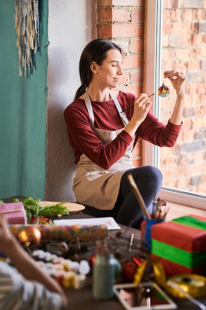 Artiste féminine peinture ornement de Noël