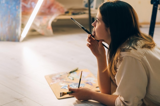 L'artiste féminine a perdu l'inspiration de l'école d'art créative