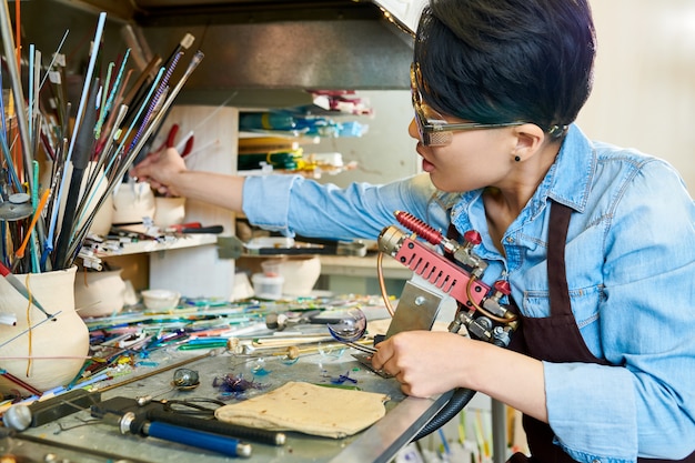 Artiste féminine travaillant avec du verre