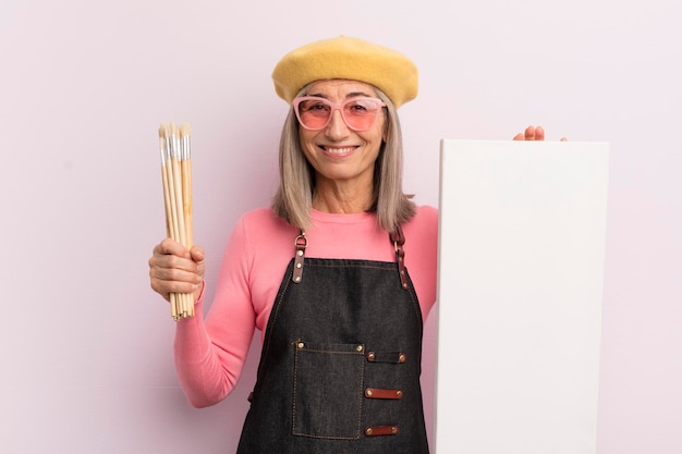 Artiste femme d'âge moyen avec pinceaux et toile