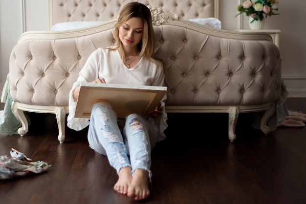 Artiste femme dessinant sa photo sur toile avec des couleurs à l'huile à la maison