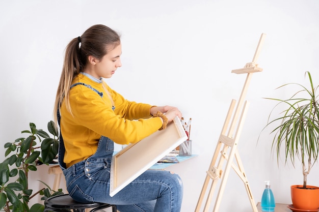 Artiste femme préparant la toile pour la peinture