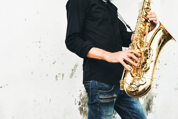 Artiste de jazzman jouant au saxophone