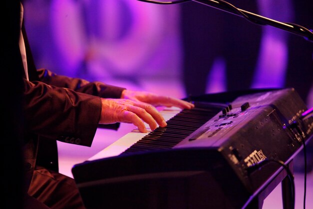 Artiste jouant du piano lors d'un concert