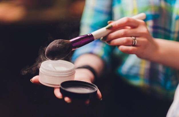 Artiste de maquillage beauté et concept de personnes belle jeune femme coréenne tenant une palette d'yeux colorés