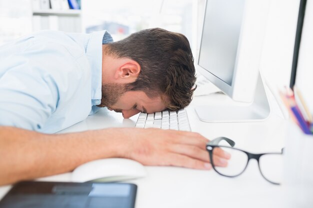 Artiste masculin avec la tête reposant sur le clavier