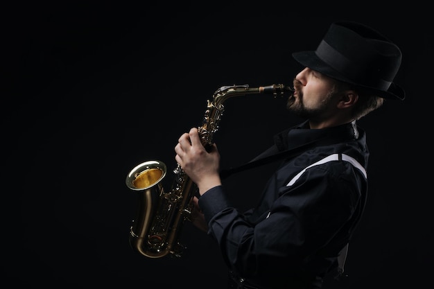 Photo artiste masculin utilisant le saxophone