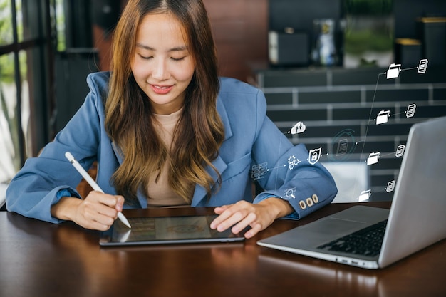 L'artiste numérique de femme de passe-temps créatif de style de vie dessine une image numérique sur la tablette numérique