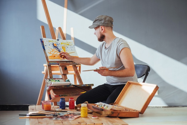 Artiste peignant une image dans un studio