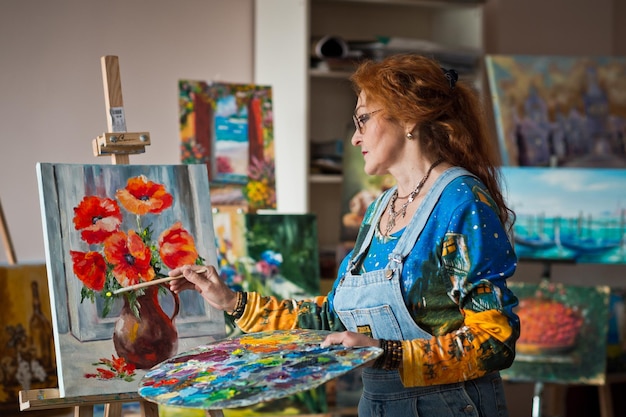 L'artiste peint une peinture à l'huile avec des coquelicots rouges 2894