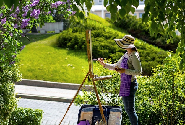 L'artiste peint une peinture à l'huile dans la nature