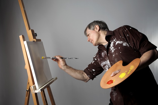 Artiste peintre au travail