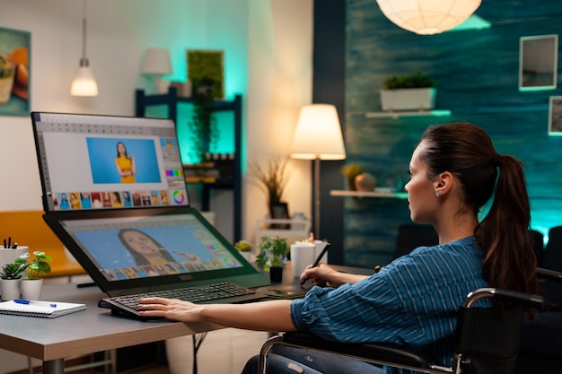 Artiste de production photographique faisant des retouches au studio de bureau à l'aide d'un écran d'ordinateur de stylet de tablette numérique de clavier d'équipement professionnel. Femme d'édition travaillant pour un travail de retouche