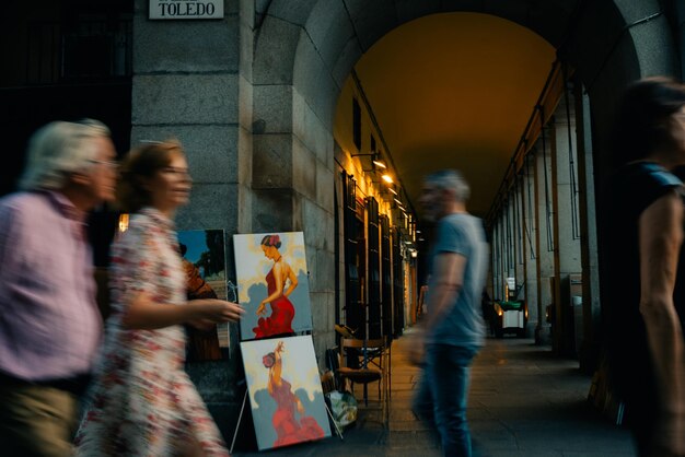 Photo artiste de rue dans les rues de valence espagne 2 mai 2023