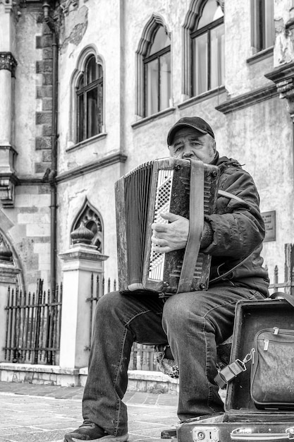 Artiste de rue jouant à l'accordéon dans la ville de Kosice en Slovaquie