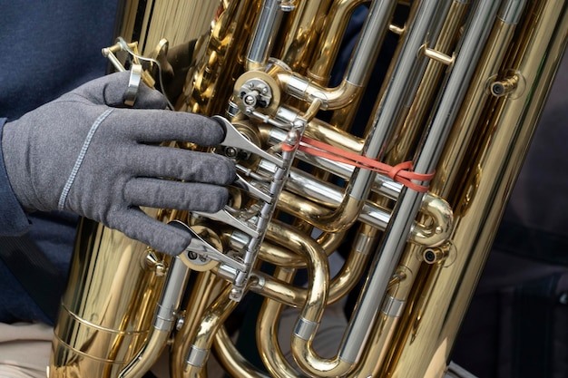 Artiste de rue jouant du banjo musicien détail des mains