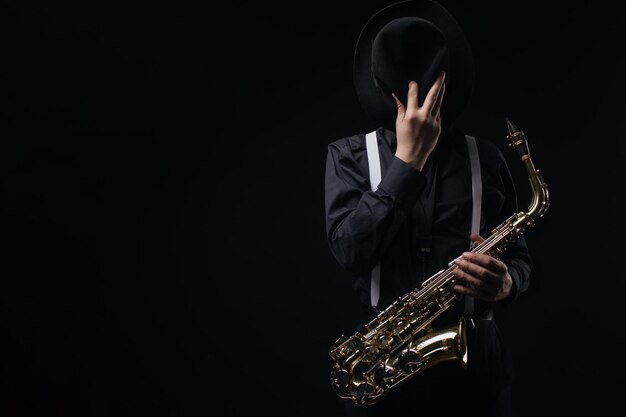 Photo artiste avec saxophone en studio