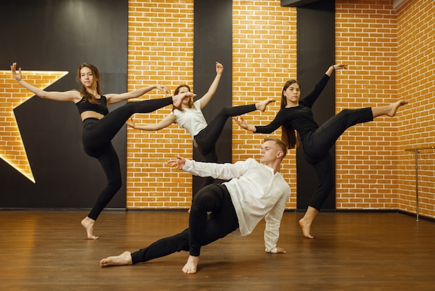 Artistes de danse contemporaine posant en studio.