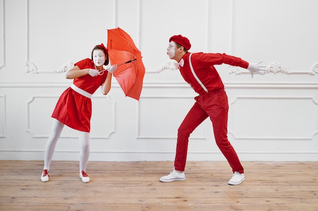 Artistes mime, scène avec parapluie par temps venteux