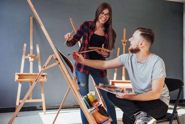 Les artistes peignent des tableaux en studio. Des artistes créatifs ont conçu un tableau coloré peint sur toile avec des peintures à l'huile