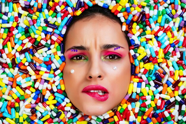 Artistique une belle femme coulée à l'intérieur de pilules et de capsules colorées.