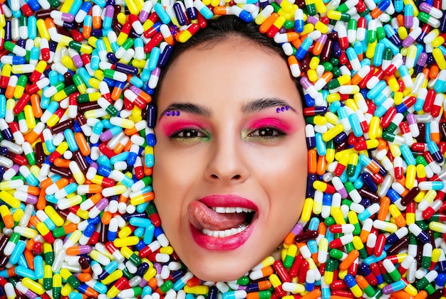 Artistique une belle femme coulée à l'intérieur de pilules et de capsules colorées.