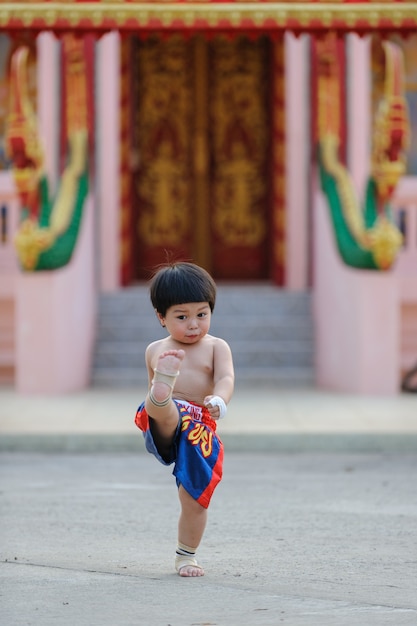 Arts martiaux de Muay Thai, boxe thaï Thaïlande, portrait en plein air mignon petit garçon.