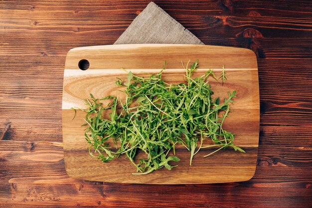 Photo arugula verte vue de haut un complément alimentaire sain contenant des vitamines fond en bois