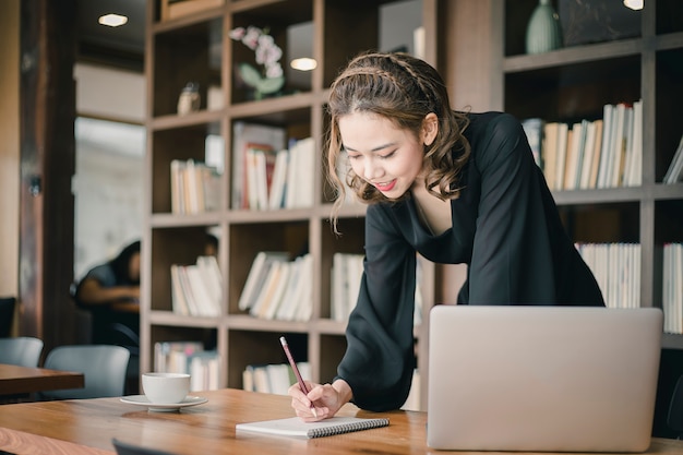 Asain Femme d&#39;affaires travaillant.