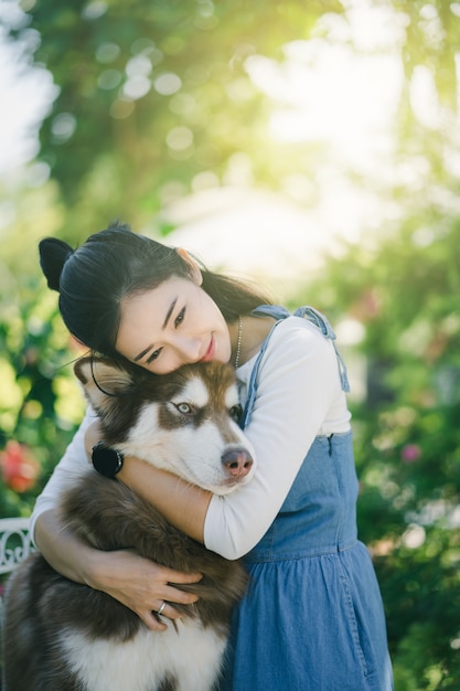 Asain jolie jeune femme étreignant son chien