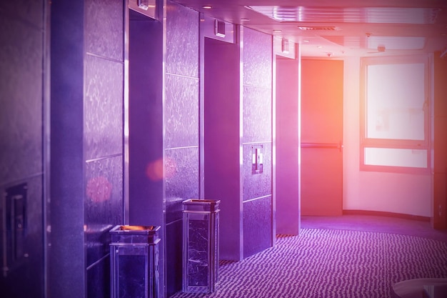 Ascenseur dans le centre d'affaires ou dans l'hôtel Grand angle de vue de plusieurs ascenseurs modernes avec portes fermées le soir