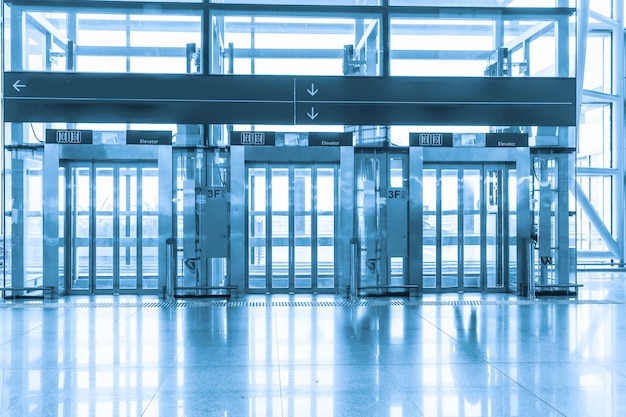 Ascenseur dans le terminal de l&#39;aéroport