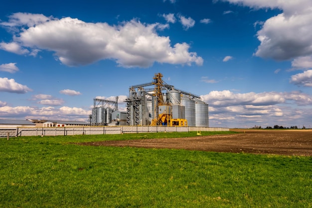 Ascenseur de grenier moderne Silos d'argent sur l'agro-industrie et l'usine de fabrication pour le traitement, le séchage, le nettoyage et le stockage des céréales et des grains de farine de produits agricoles