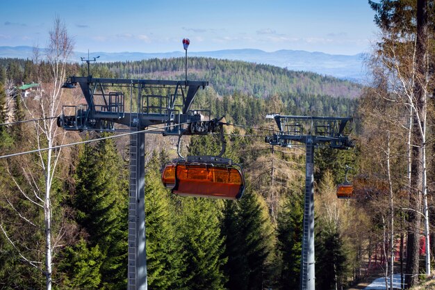 Ascenseur moderne vers les montagnes en forêt.