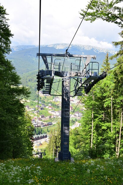 Ascenseur prend en charge la charge en été. En arrière-plan, de nouveaux bâtiments de station de ski sont en construction sous la montagne. Photographié en été