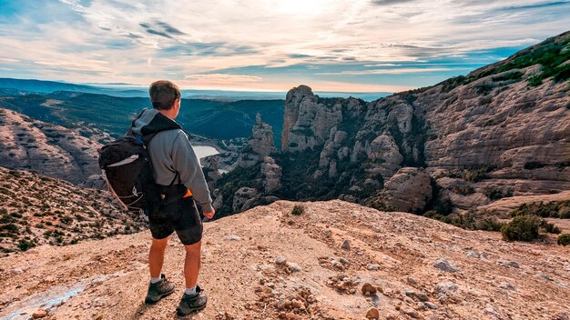 L'ascension alpine Une odyssée de randonneurs Escalade du sommet du bore au milieu de la majesté pyrénéenne de Huescas