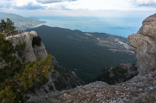 L'ascension de la montagne AI-Petri en Crimée contre la mer et la ville de Yalta