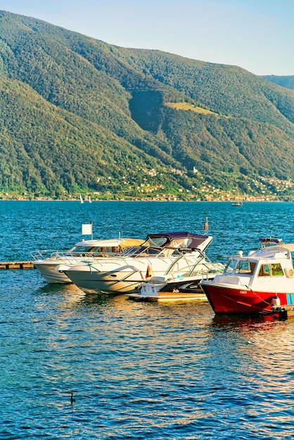 Ascona, Suisse - 23 août 2016 : Bateaux sur le remblai de la luxueuse station balnéaire d'Ascona sur le lac Majeur dans le canton du Tessin en Suisse.