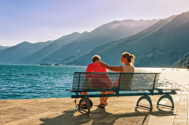 Ascona, Suisse - 23 août 2016 : Couple romantique assis sur le banc sur la promenade de la luxueuse station balnéaire d'Ascona sur le lac Majeur, canton du Tessin en Suisse.